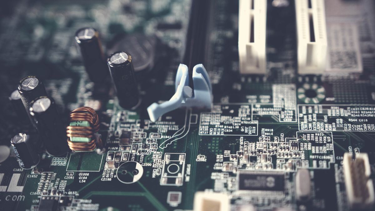 聚鑫汇国际|深夜的咖啡馆里，钢笔尖在稿纸上划出沙沙声。作家林深将刚完成的章节推过桌面，对面穿灰毛衣的读者正用红笔圈出关键段落。这种面对面改稿的仪式，已成为他们持续七年的默契。
